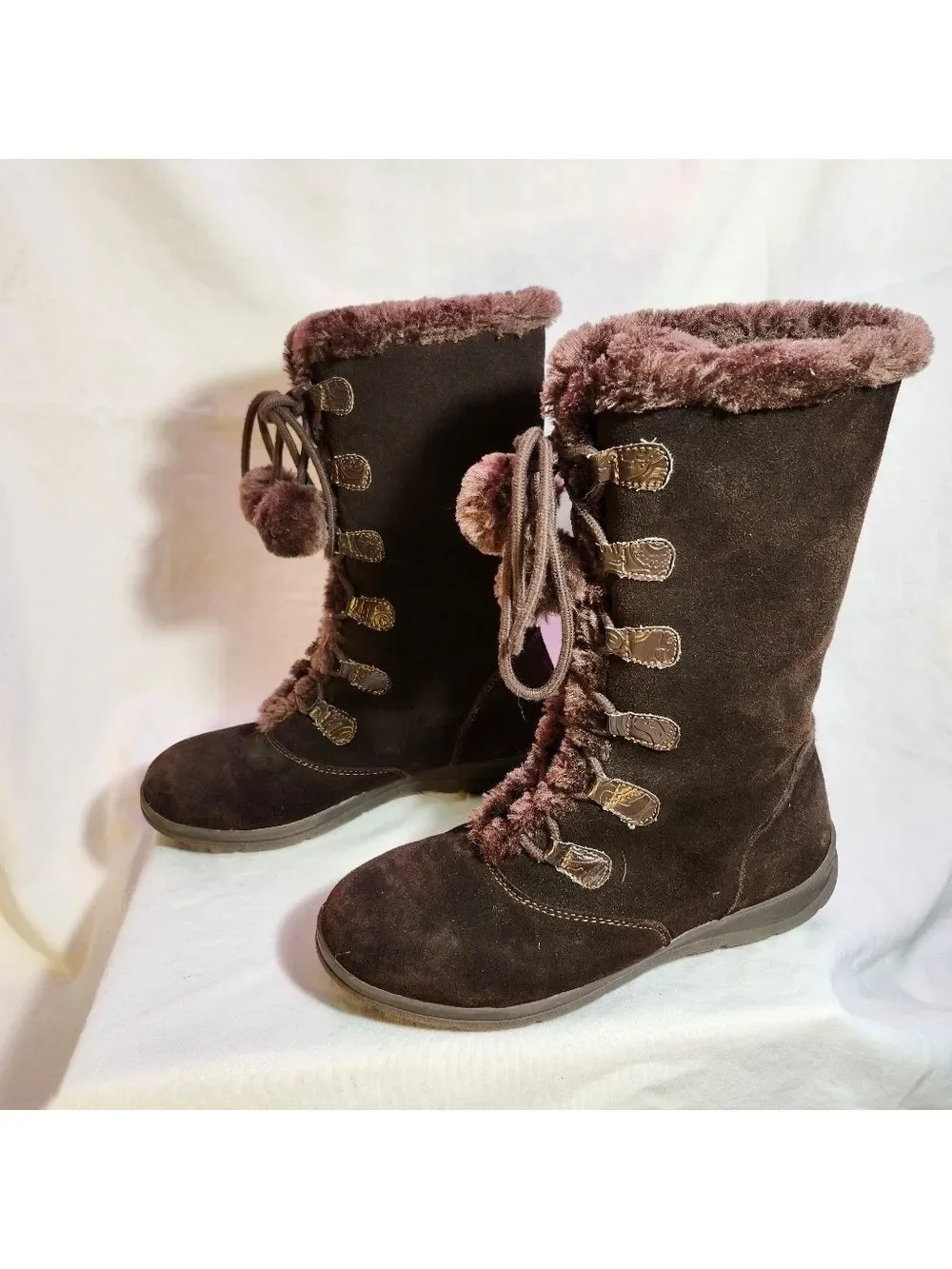 White Mountain vintage design faux sharpa lining suede leather w/cute pom poms